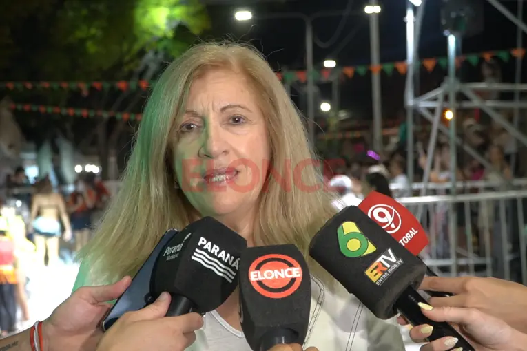 Romero en el corsódromo local: El carnaval de Paraná tiene la característica barrial
