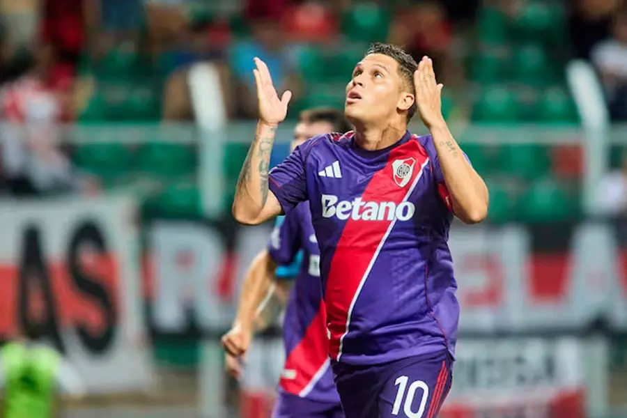 Juan Fernando Quintero resolvi&oacute; con eficacia el penal para River- Foto: Marcelo Aguilar