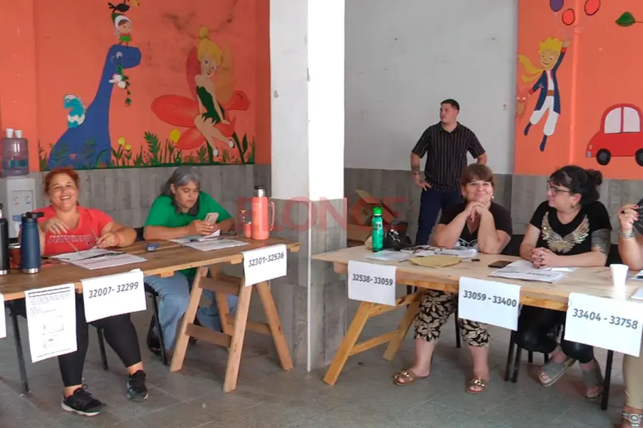 Entrega de &uacute;tiles escolares del SUOYEM. Foto: Elonce.