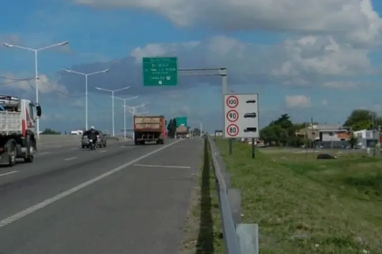 Buscan a un camionero que atropelló y mató a un motociclista en la Circunvalación de Rosario