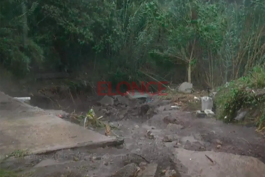 Familia arrastrada por el agua en Paran&aacute;: buscan a madre y sus tres hijas