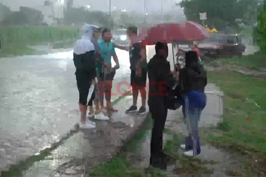 Familia arrastrada por el agua en Paran&aacute;: buscan a madre y sus tres hijas