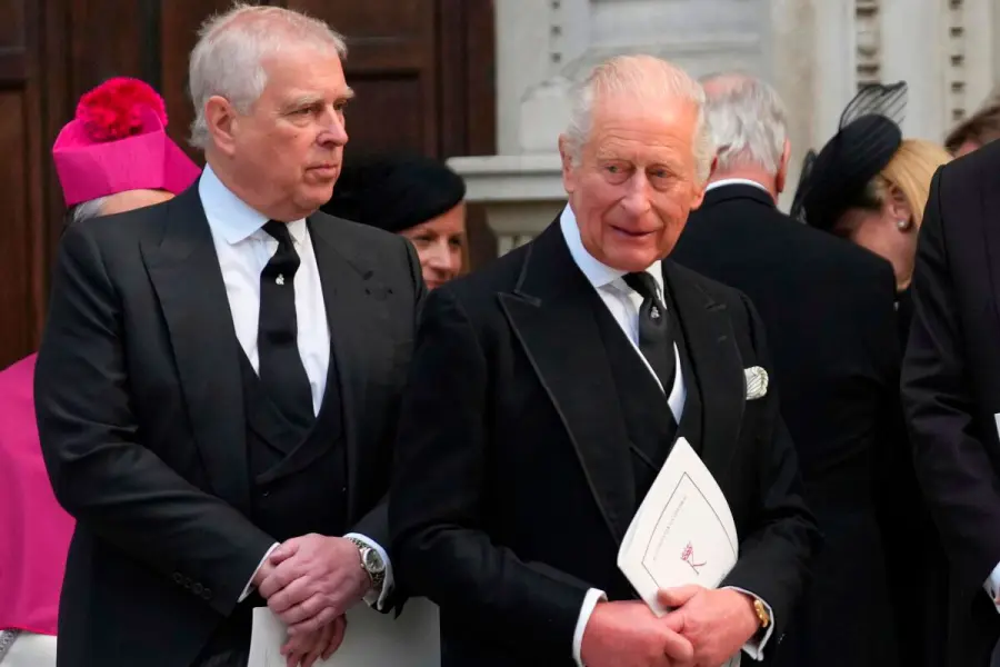 El Rey Carlos dej&oacute; solo a su hermano. Foto: Archivo.