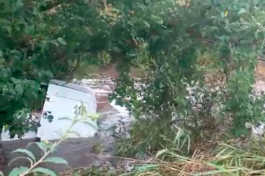 Camioneta accidentada en Aldea San Antonio.