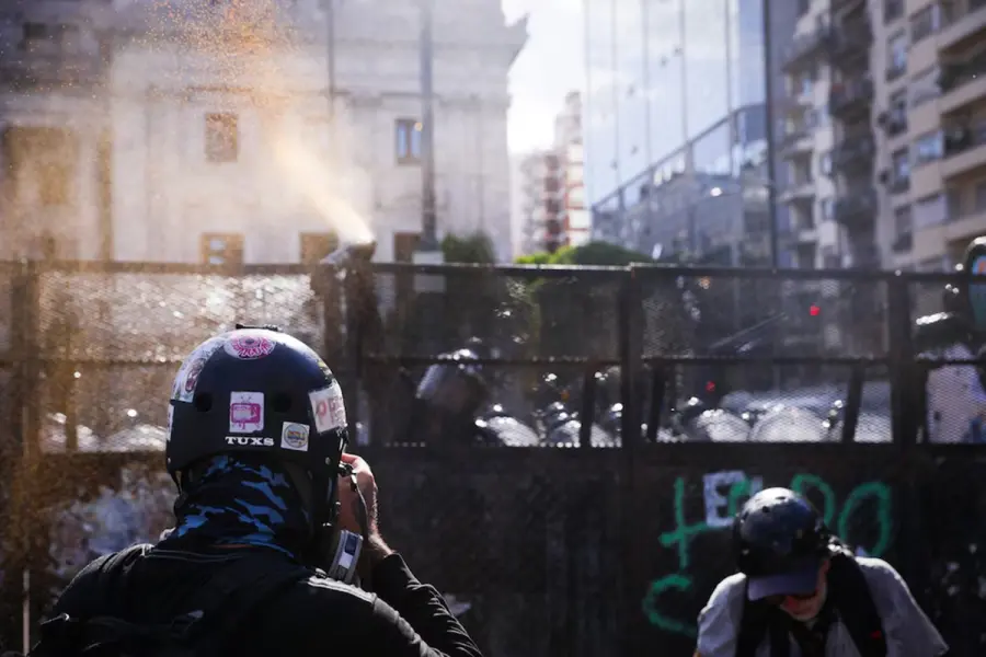 La polic&iacute;a reprimi&oacute; la zona. Foto: Infobae.
