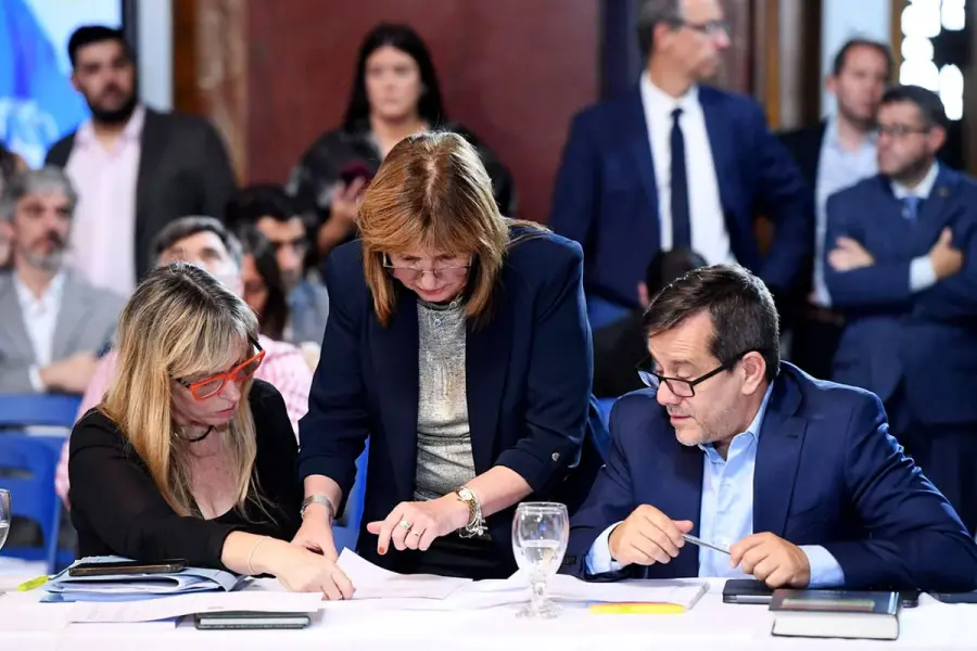 Patricia Bullrich y los senadores del peronismo, Mariano Recalde y Juliana Di Tullio. Foto: Agencia NA