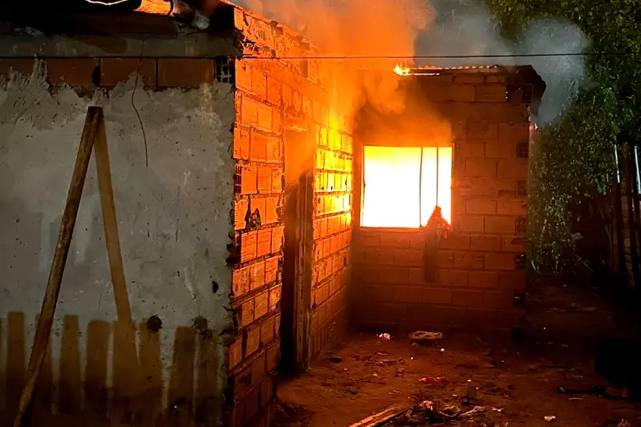 Casa incendiada en Concordia. Foto: Bomberos Zapadores.
