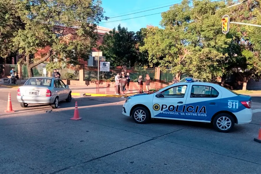 Dos autos chocaron en avenida Ram&iacute;rez y uno termin&oacute; sobre la vereda