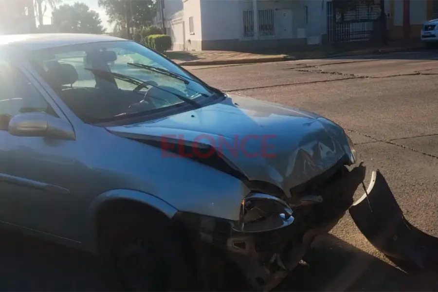 Dos autos chocaron en avenida Ram&iacute;rez y uno termin&oacute; sobre la vereda