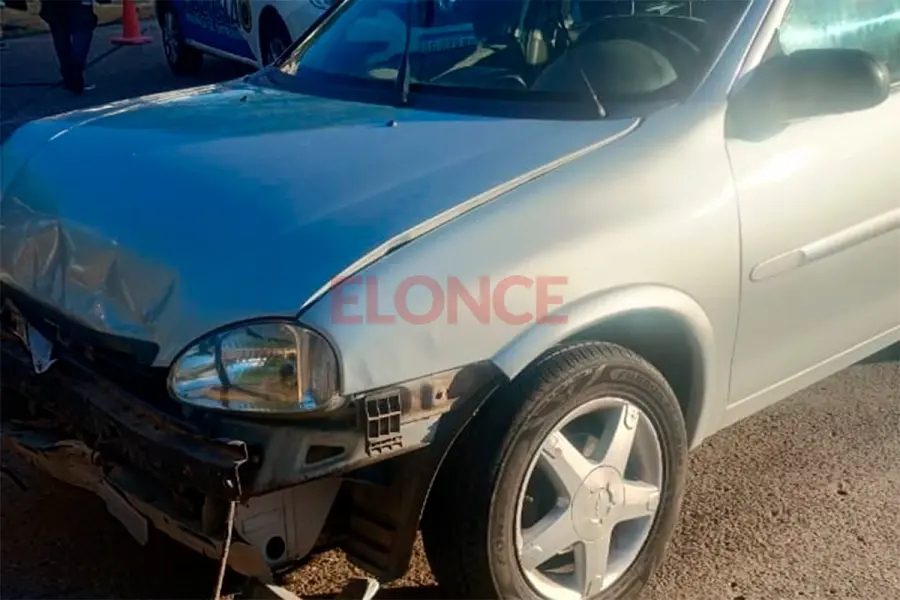 Dos autos chocaron en avenida Ram&iacute;rez y uno termin&oacute; sobre la vereda