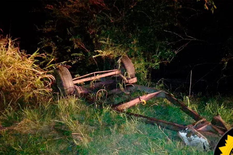 Se desprendi&oacute; un acoplado de una camioneta y caus&oacute; un choque con vuelco