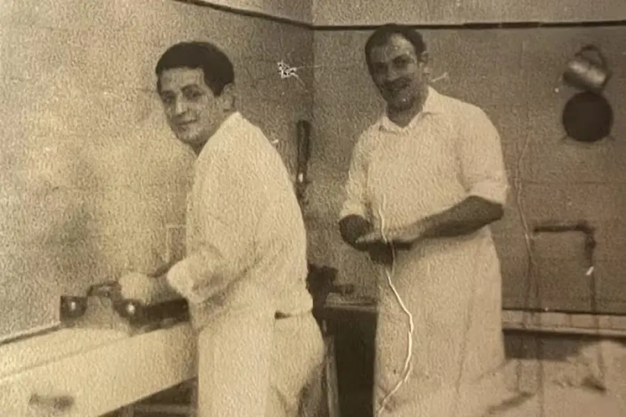 Hugo Navarro y Cacho El&iacute;a en su primer local de churros llamado "La F&aacute;brica de Churros". Foto: Churros El Topo