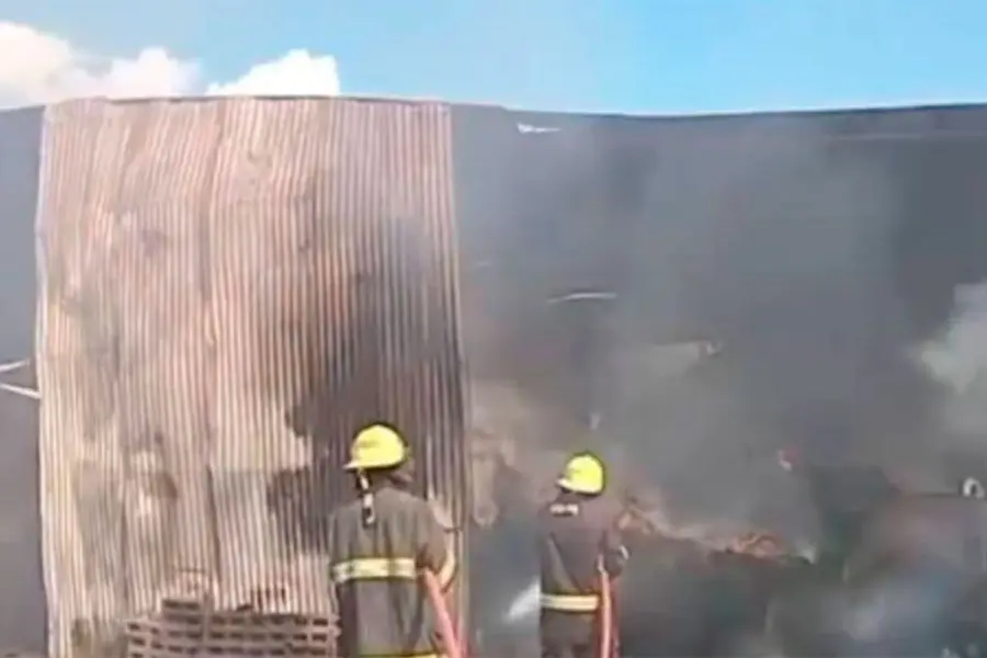 Incendio arras&oacute; un galp&oacute;n con fardos y maquinarias