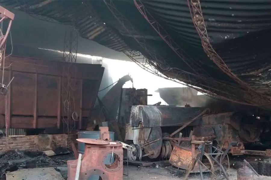 Incendio arras&oacute; un galp&oacute;n con fardos y maquinarias