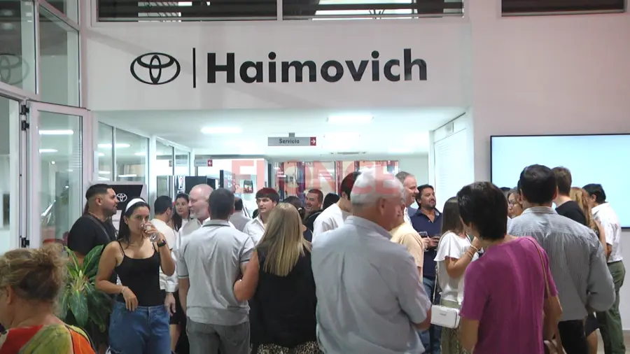 Un gran marco de p&uacute;blico acudi&oacute; este jueves a la sede de Haimovich. Foto: Elonce.