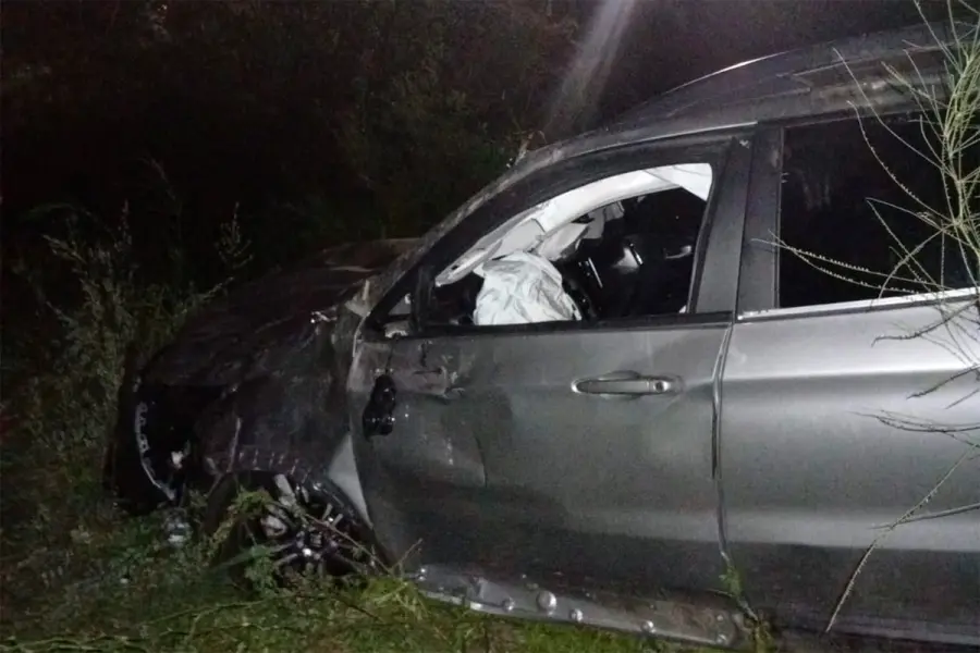 Camioneta despist&oacute; y termin&oacute; debajo de un puente en Concordia