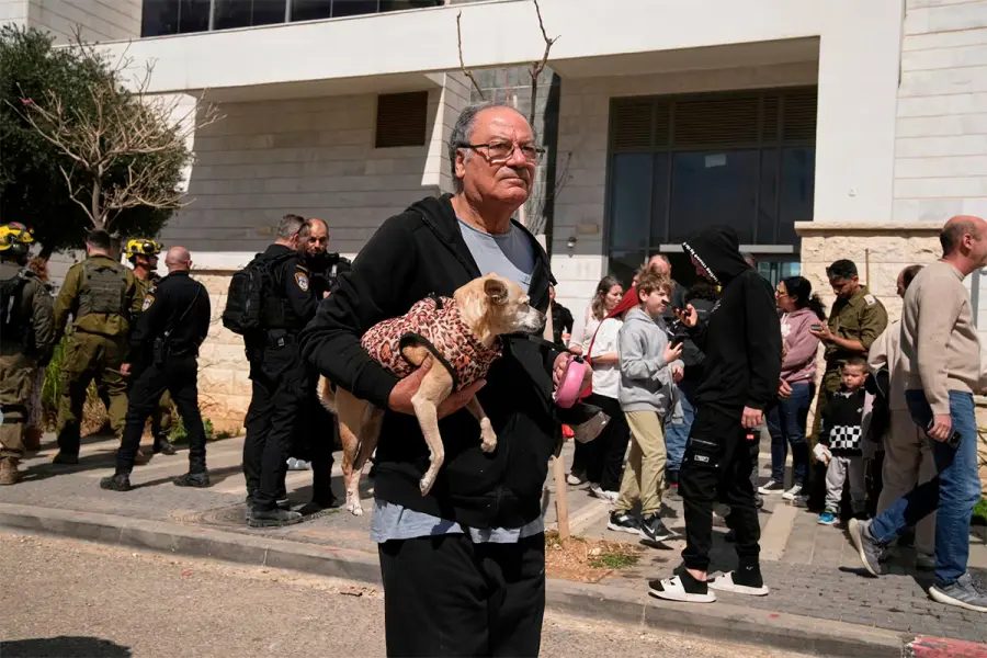 Residentes de Haifa, evacuados tras la alerta emitida por las autoridades israel&iacute;es esta s&aacute;bado.Leo Correa (AP)