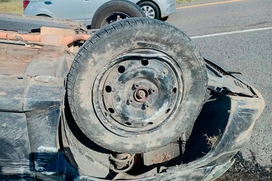 Pinch&oacute; una rueda y termin&oacute; volcando en la Autov&iacute;a 14: un herido grave