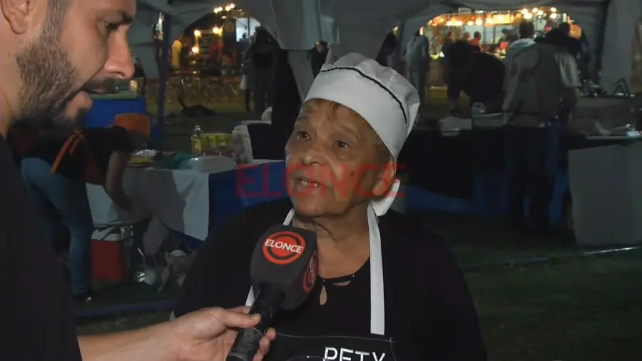 Ofelia, la abuela que se encarga del guiso. Foto: Elonce.