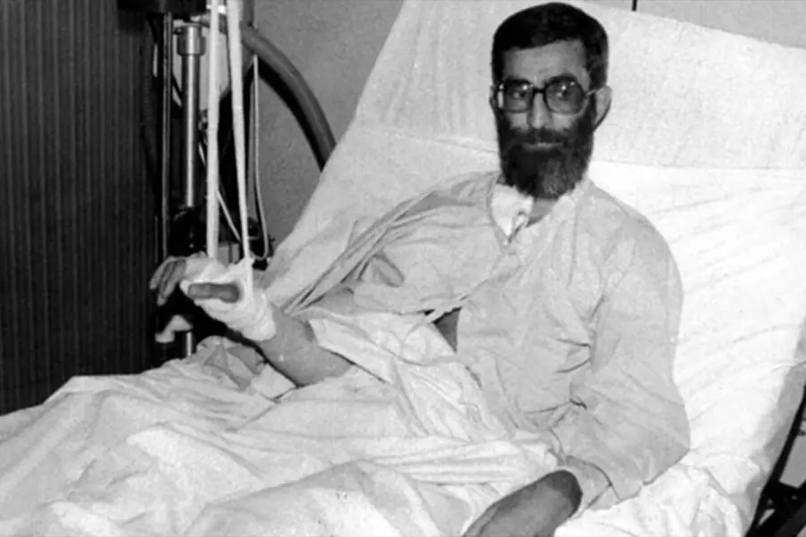 Jamenei recuper&aacute;dose del intento de asesinato en 1981. (Khamenei.ir)