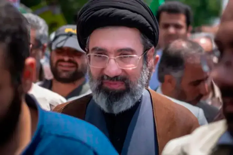 Mojtaba Khamenei asistiendo a una manifestaci&oacute;n en Teher&aacute;n en 2019. (Getty Images)