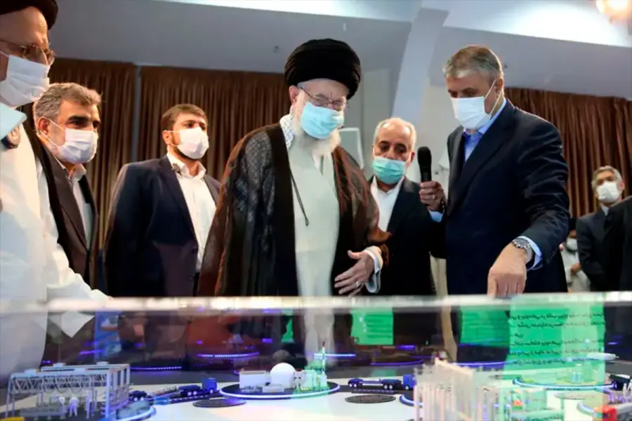 Jamanei en una instalaci&oacute;n nuclear en 2023. (Reuters)