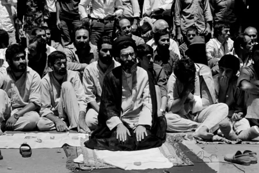 Jamenei rezando en Teher&aacute;n tras la revoluci&oacute;n de 1979. (Getty Images).