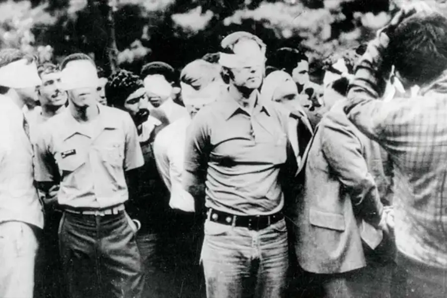 Rehenes estadounidenses cuando la embajada de EE.UU. en Teher&aacute;n fue asaltada. (Getty Images)