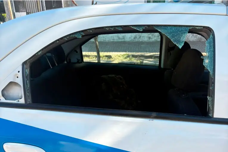 Robó una bicicleta, golpeó, mordió a un policía, lanzó escombros y dañó un patrullero