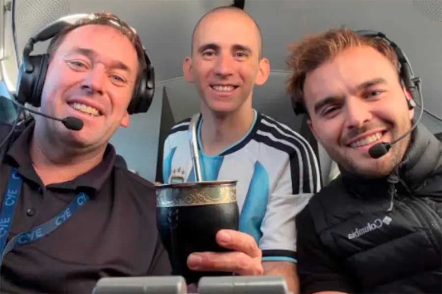 Nahuel Gallo, con los pilotos del avi&oacute;n privado que lo trajeron a la Argentina