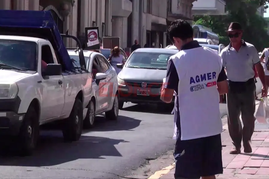 Panfleteada de Agmer Paran&aacute; (foto Elonce)