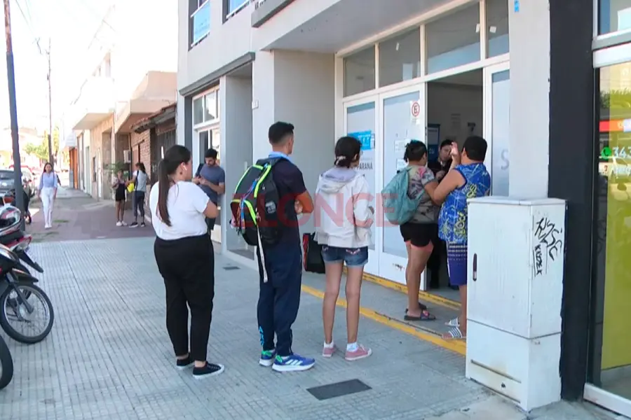 Renovaci&oacute;n del boleto estudiantil en la oficina de SUBE Paran&aacute;. Foto: Elonce.