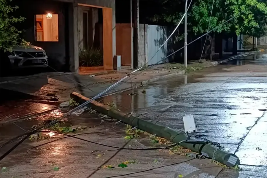 Postes ca&iacute;dos en Sampacho (foto Telediario)