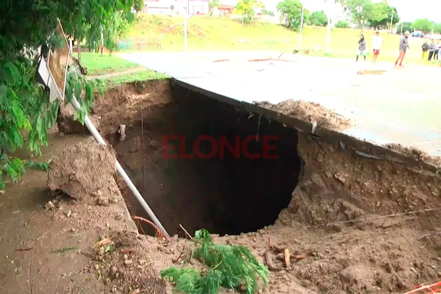 Socav&oacute;n en barrio Francisco Pancho Ram&iacute;rez (foto Elonce)