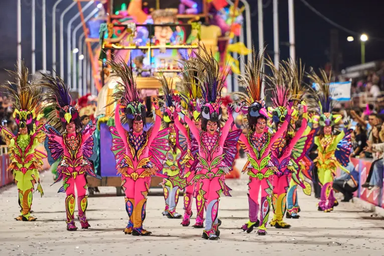 Papelitos se coronó campeona del Carnaval del País 2026 con Vivos