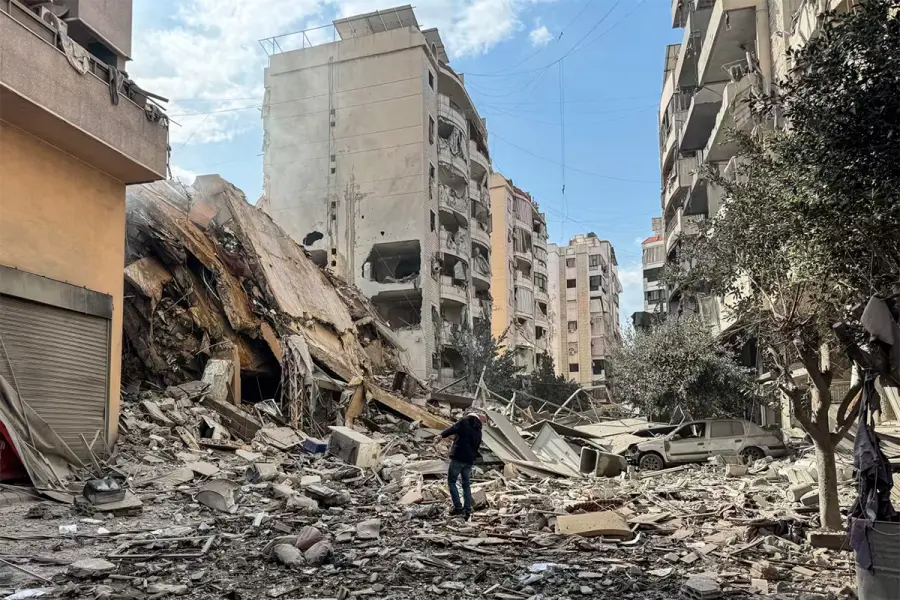 Escombros cubren una calle luego de un ataque a&eacute;reo israel&iacute; que tuvo como objetivo el barrio de Maamoura en Beirut, L&iacute;bano (foto AFP)