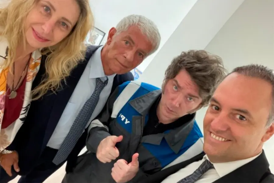 La foto de la despedida: Javier Milei y Mariano C&uacute;neo Libarona, junto a Karina Milei y Manuel Adorni
