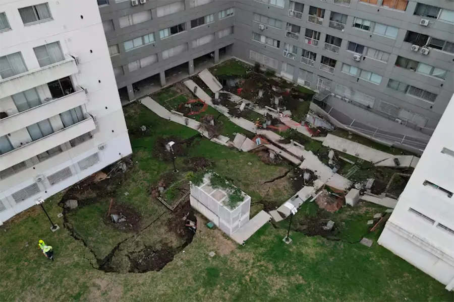 Derrumbe en  complejo Estaci&oacute;n Buenos Aires (foto La Naci&oacute;n / Ricardo Pristupluk)