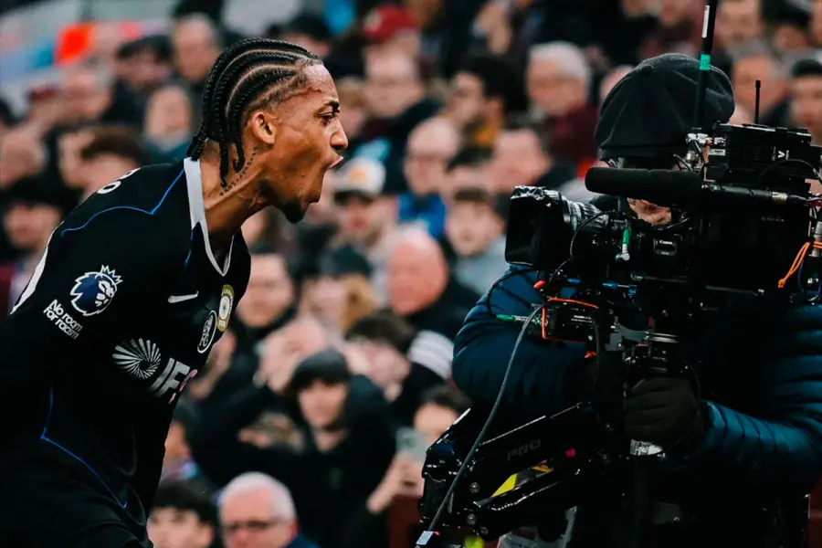 El brasile&ntilde;o Joao Pedro festeja uno de sus goles.