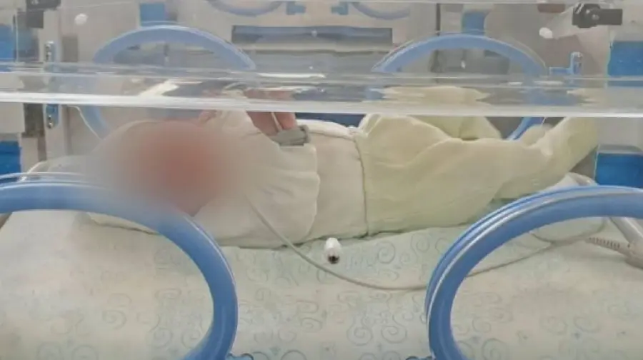 El beb&eacute; est&aacute; fuera de peligro. (foto captura de Eltrece.)