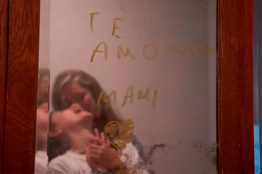 Amor de madre e hija y el reflejo en el espejo (foto TN)