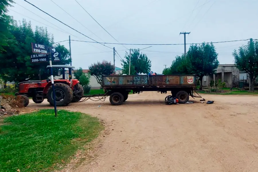 Tractor municipal choc&oacute; a una moto y un joven termin&oacute; debajo del acoplado