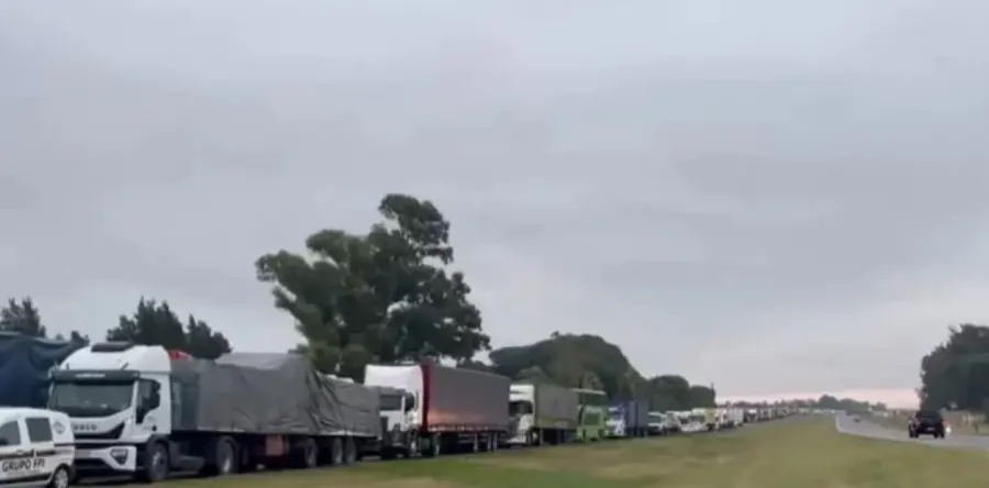 La Ruta 9 colapsada por varios kil&oacute;metros por un doble incidente vial