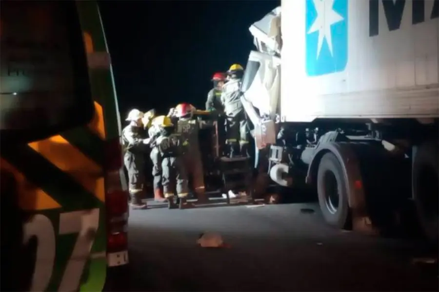 Choque m&uacute;ltiple de camiones sobre Ruta 9 (foto Flash25)