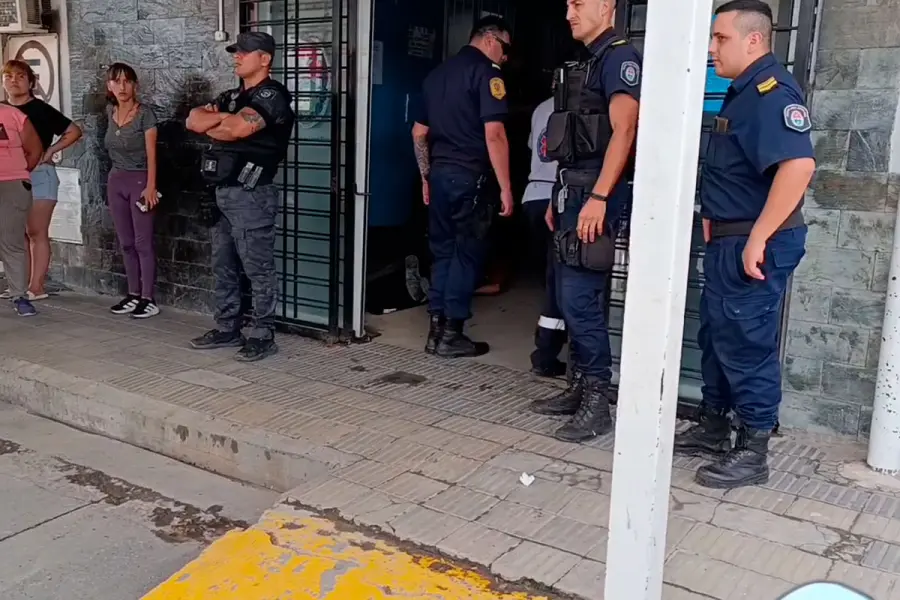 Ataque armado a comisario en un centro de salud de Paran&aacute; (foto Reporte 100.7)