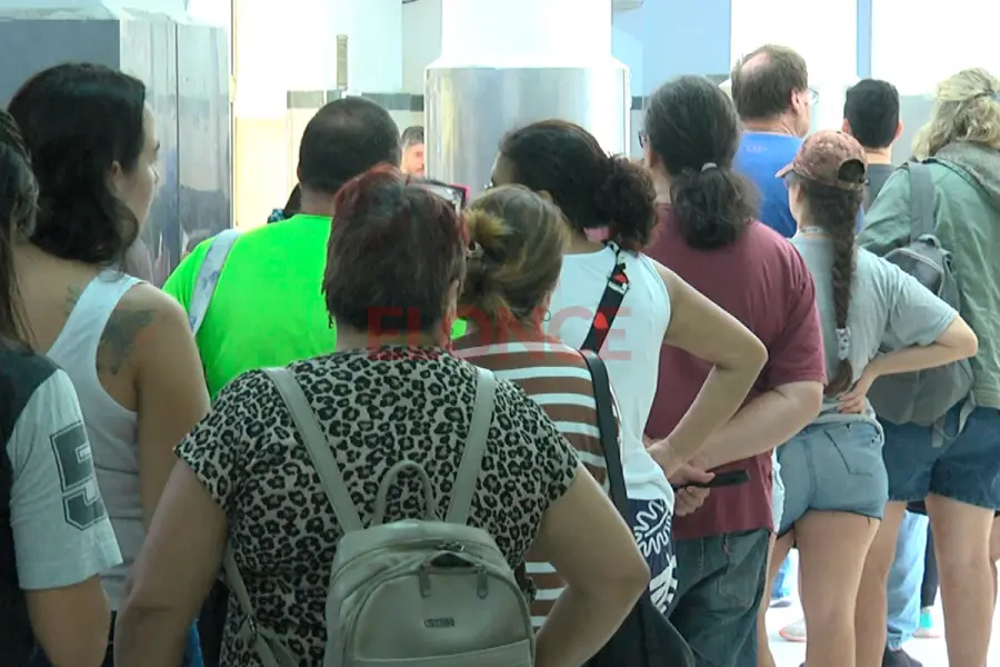 Largas filas en el Hospital San Mart&iacute;n.