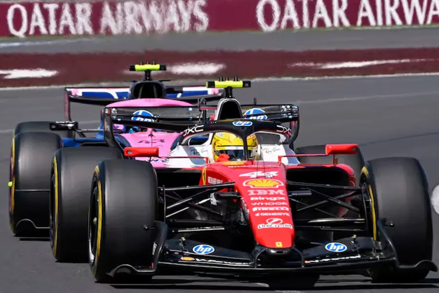 Hamilton acelera delante de Colapinto durante la primera sesi&oacute;n de entrenamientos en el GP de Australia. AFP