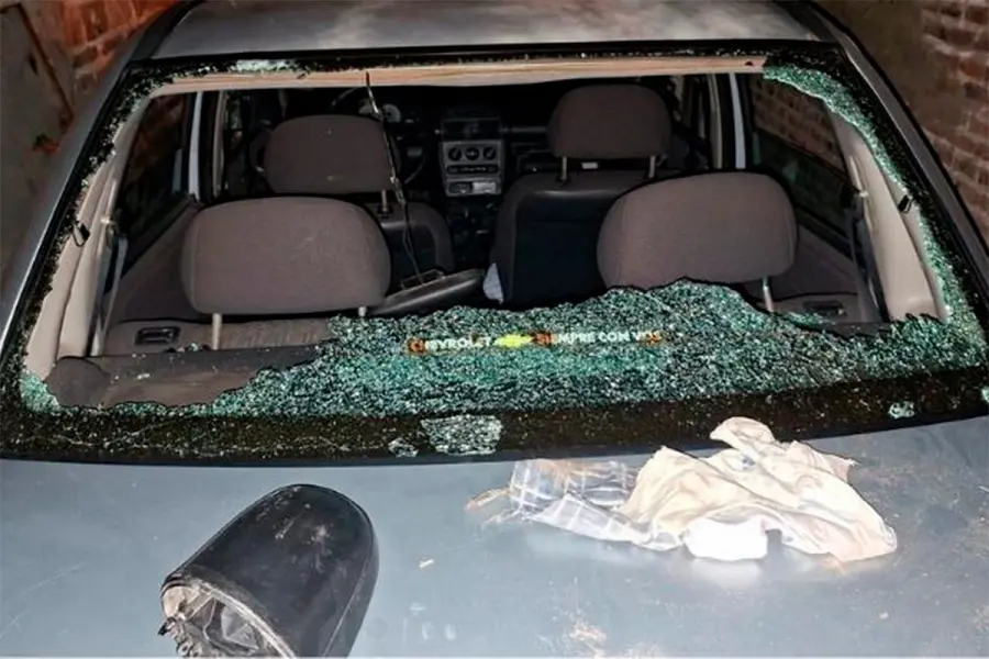 El auto que podr&iacute;a haber sido utilizado por los atacantes (foto Cadena 3)