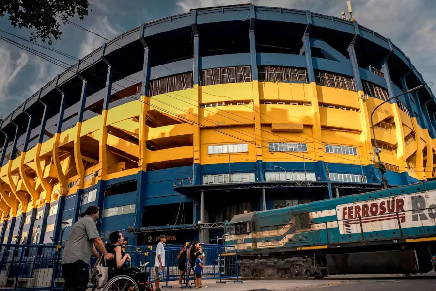 Tren que pasa al lado de La Bombonera. Foto: Redes.