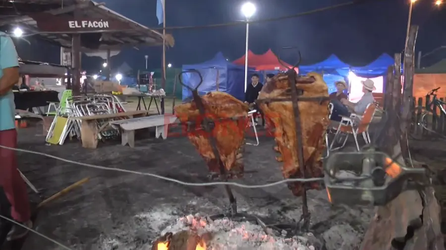 La noche del s&aacute;bado cont&oacute; con costillares a la parrilla